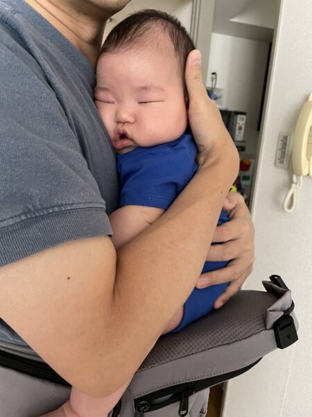 上の子の場合、成長してくるにつれ横抱きよりも縦抱きのほうが寝てくれる率が高くなった