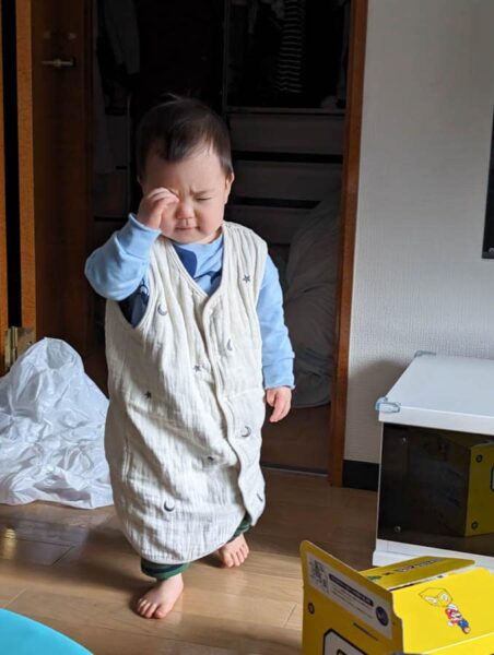 1歳半の子供の全身をカバーするスリーパー