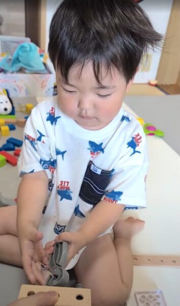 ペンチで引き抜くのに夢中になる我が子