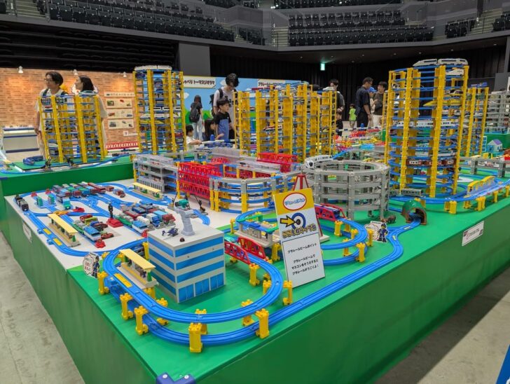空港やジャングルなど、さまざまなテーマでつくられた各エリアが連結