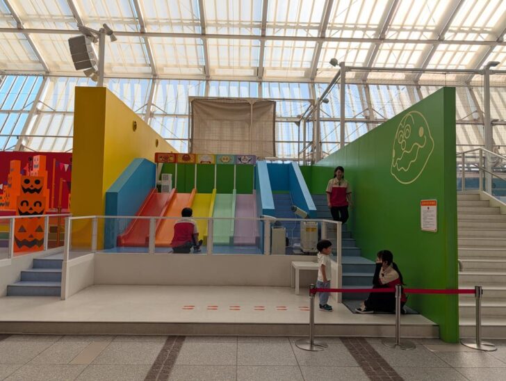 キャラクターがモチーフのカラフルすべり台