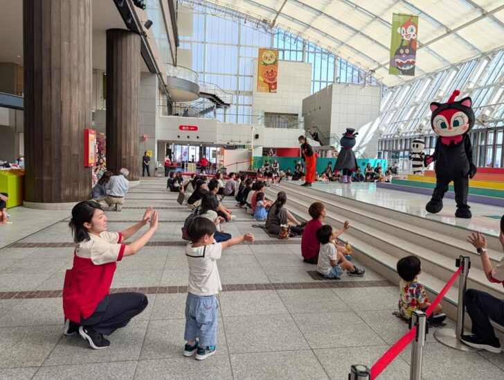 入ってすぐのやなせたかし劇場（メインステージ）