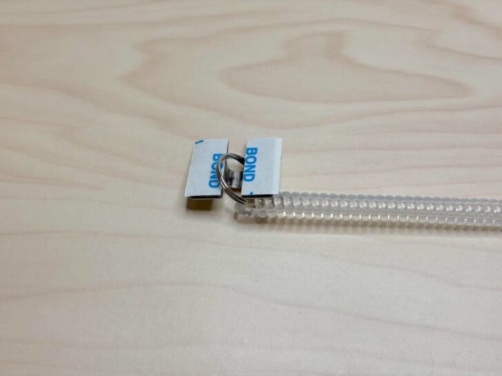 金具の裏側には両面テープがついており、どこにでも貼り付け可能