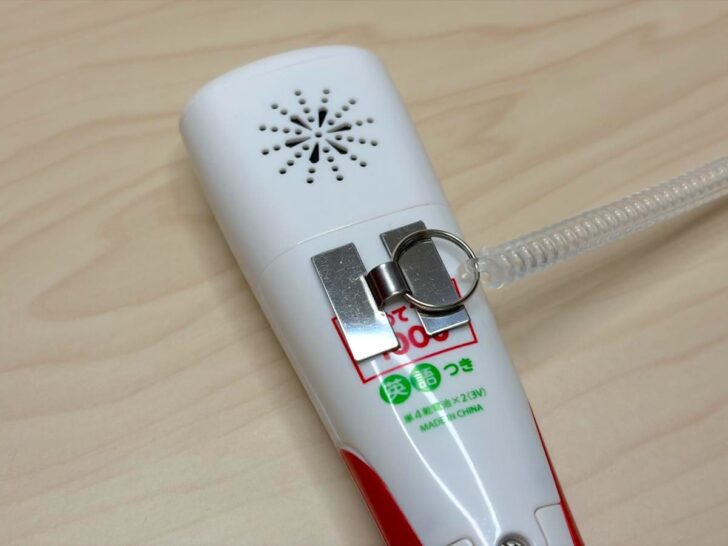 この防犯ストラップを「はじめてずかん1000」のタッチペンに貼ってみた