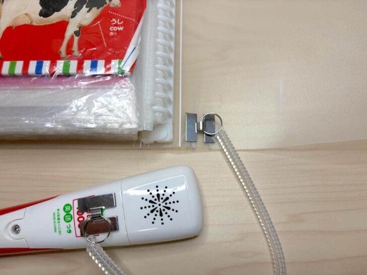 我が家の「はじめてずかん1000」は壊れてしまいファイルのバインダーに入っているので、その内側にストラップのもう片側を貼り付け