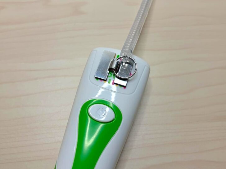 まずはタッチペンにストラップを貼り付け