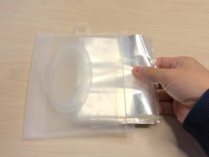 パン袋の束をケースに入れて、フタの取り出し口から1枚ずつ引き出せるようにセットする