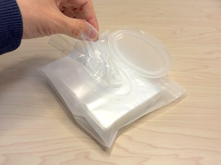 ウェットティッシュと同じ感覚でパン袋をサッと取り出せる